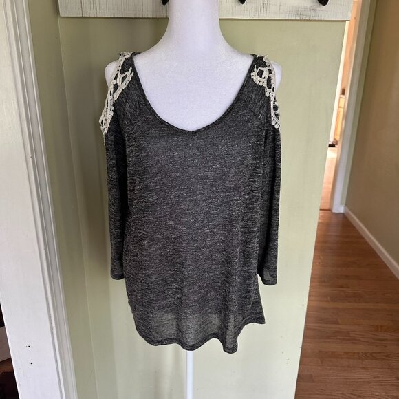 Shoulder Exposing Top - Picture 1 of 3